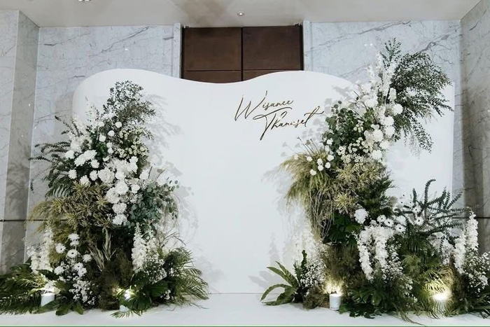 Backdrop khối trắng uốn lượn kết hoa và lá