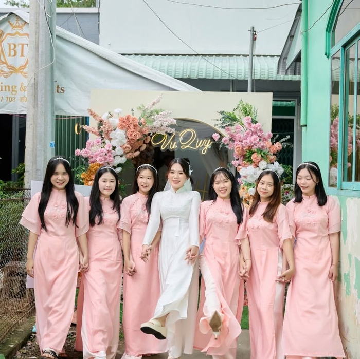 Đội nữ bưng tráp áo dài hồng