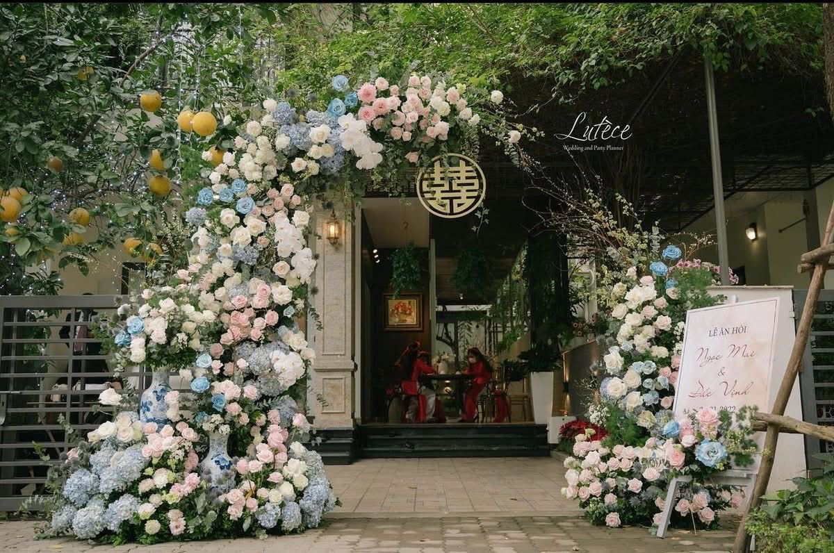 Cổng hoa cưới tông pastel ngoài trời