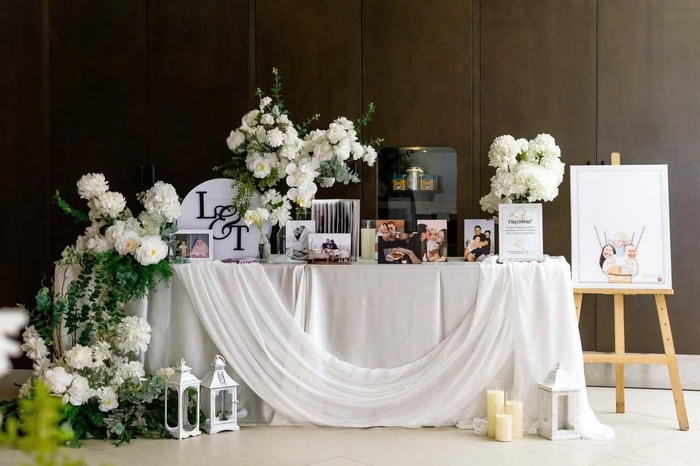 Bàn gallery voan trắng và hoa trắng