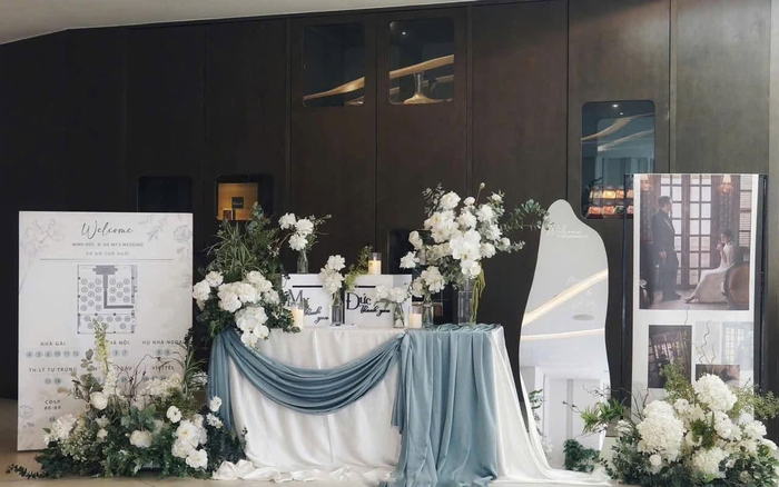 Bàn gallery phối khăn xanh và hoa trắng