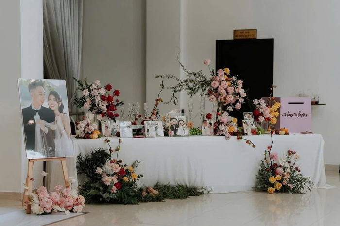 Bàn gallery trắng với ảnh cưới khổ lớn