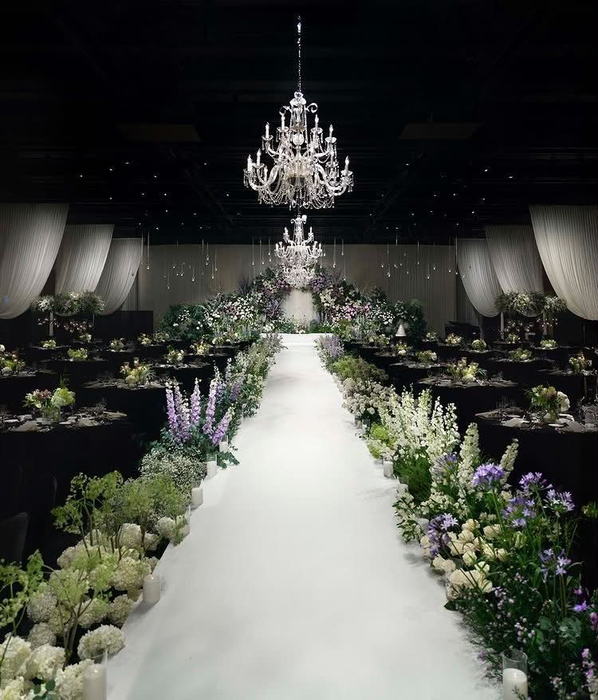 Đường băng trắng nổi bật trên nền tiệc tối màu